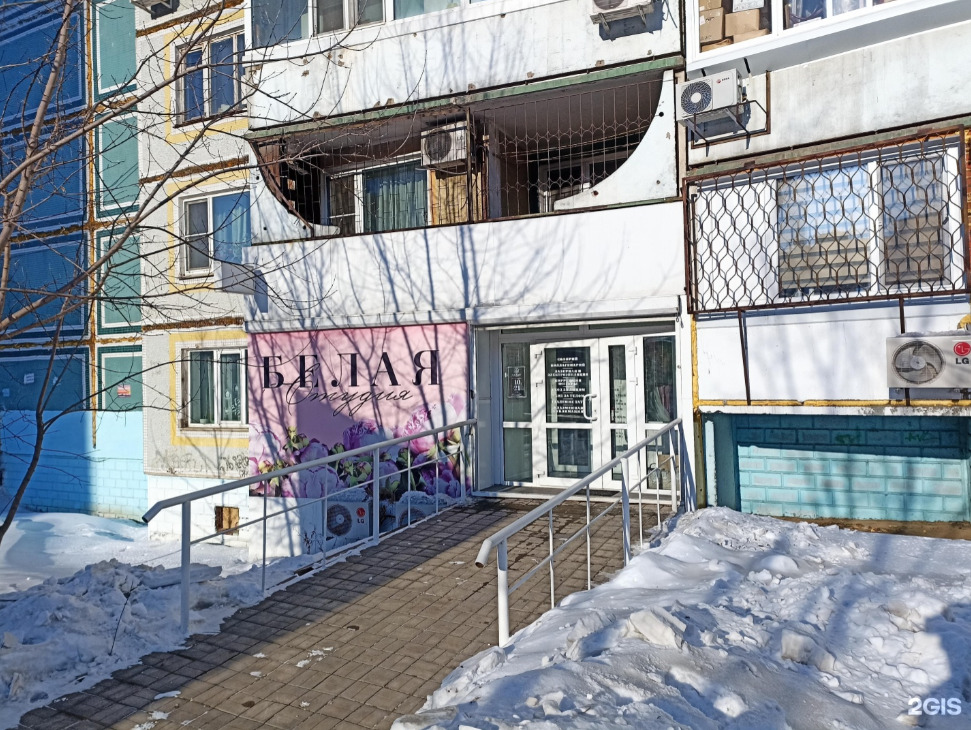Фасад здания, вход в «Белую студию»